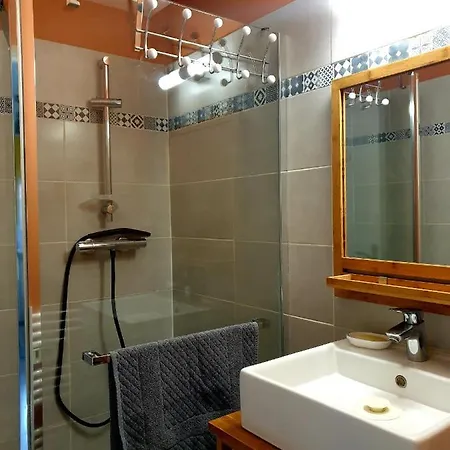 Du Clos Giot بيت للعطل