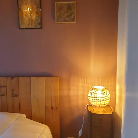 Du Clos Giot بيت للعطل *